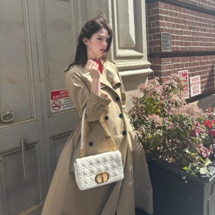 “베이지 코트 하나로 거리 분위기 뒤흔들었다”… 고급美 폭발한 한소희 도시룩