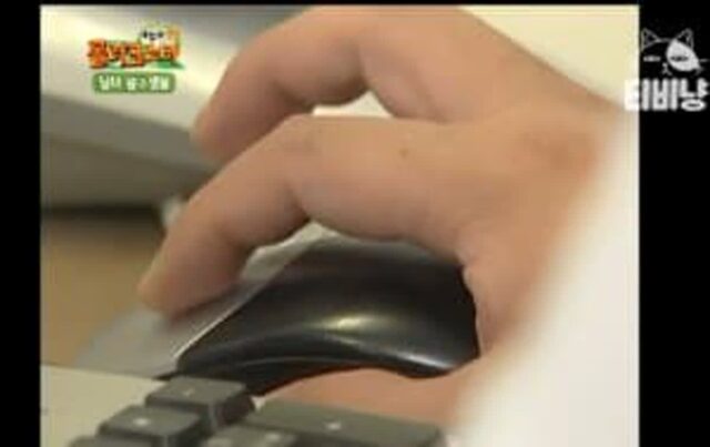 싱글벙글 남자 직장인의 점심시간 활용법