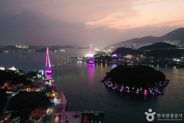 가을 여수는 입 호강하는 미식과 화려한 밤바다 매력 넘치는 꿀잼도시