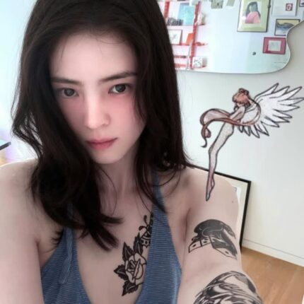 꽃·나비 타투 뒤덮었다! 한소희…진짜일까 스티커일까 궁금증 증폭