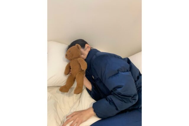 침대 위에서 완성된 여신 비주얼… 박지현, ‘세상 편한데 제일 예쁜’ 홈웨어 패션 공개