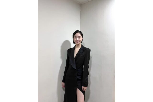김고은, 올블랙 드레스에 ‘슬릭 보브컷’ 단정함 속 치명적 세련미 폭발