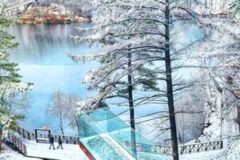 꽁꽁 얼어붙은 마장호수 위에서 즐기는 출렁다리
