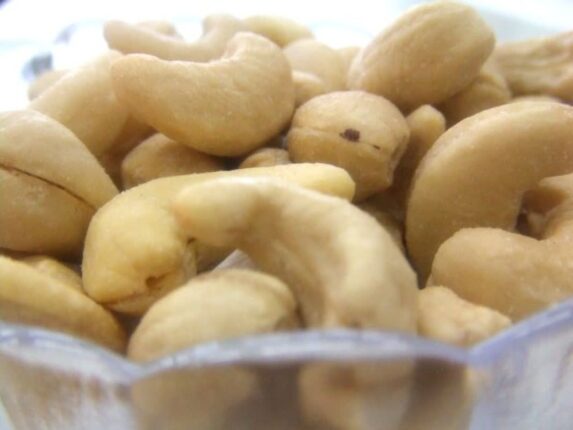 50년 동안 건강식으로 착각했다… 겨울철 ‘이 견과’가 염증을 폭발시키는 이유