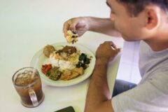 “쩝쩝 소리에 트림이 여기서는 칭찬이라고? 해외 여행 식사 예절 문화와 금기사항?