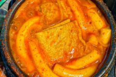 매콤달콤한 중독성으로 사랑받는 떡볶이 맛집 5곳