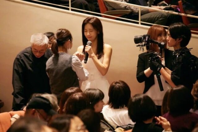 하지원의 시간은 거꾸로 간다!…10년 우정의 현장서 포착된 ‘변함없는 동안 미모