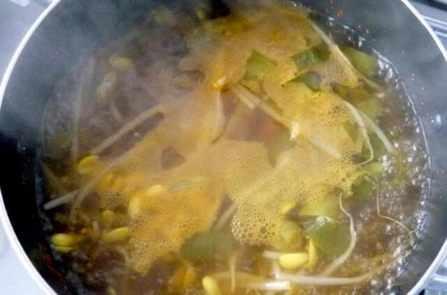 콩나물국에 ‘이 재료’ 넣는 순간 혈압이 흔들립니다… 의사들이 말리는 조합입니다