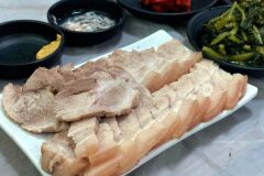 부드럽게 삶아낸 고기의 담백함을 제대로 즐길 수 있는 수육 맛집 5곳