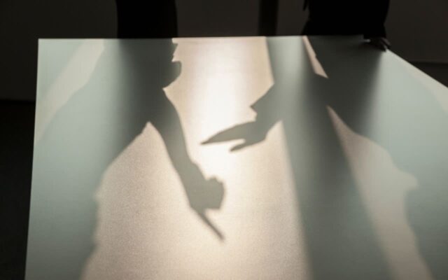 살면서 ‘거들먹 거리는 사람’을 반드시 끊어내야 하는 이유