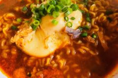 라면 끓일 때 “이 음료” 꼭 넣으세요 나트륨 걱정이 절반으로 줄어듭니다.