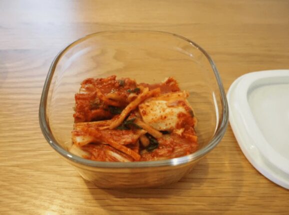 냉장고 김치 위에다 “이 음식” 올려보세요 김치맛이 차원이 달라집니다.