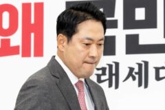장동혁, 계엄 사과 버티더니…’비난 폭주’