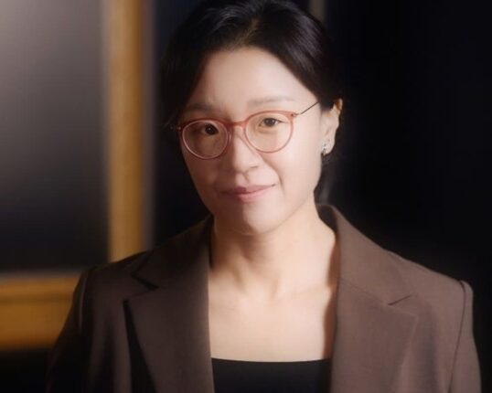 ‘세계의 주인’ 윤가은 감독, 올해의 여성영화인상 수상