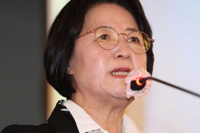 추미애, 결국 ‘마침표’… 지지자들 오열