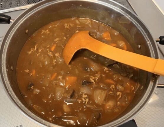 앞으로 카레 만들 때 “이 음식” 꼭 넣으세요, 암세포 억제 확실히 됩니다.