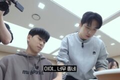 친구가 만든 교재로 공부하는 학생