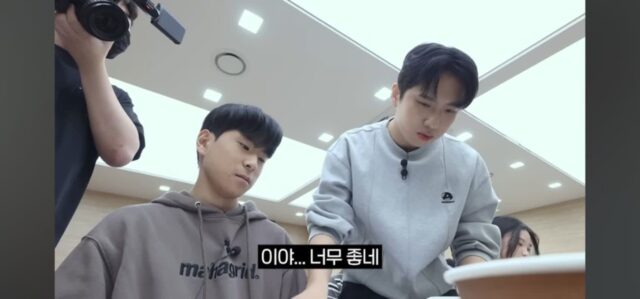 친구가 만든 교재로 공부하는 학생