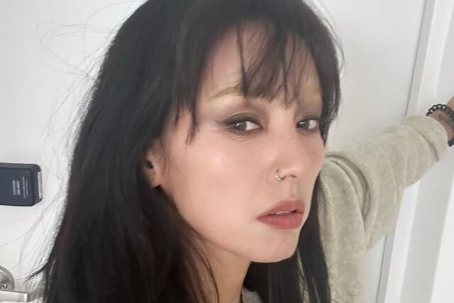 이효리, 男배우와 스킨십…사진 급속 확산