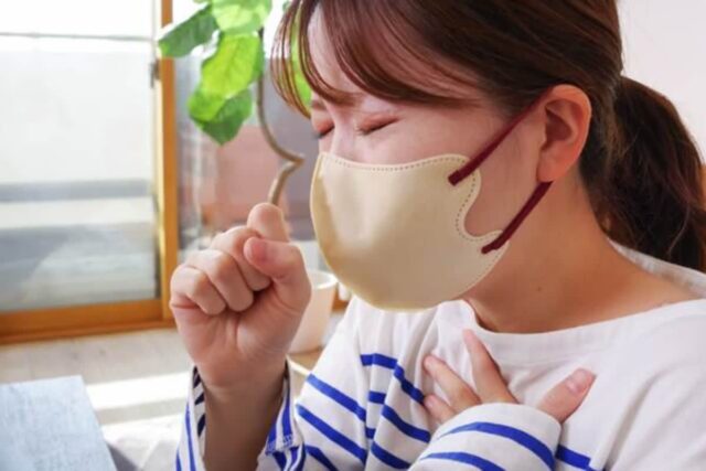 감기때문에 기침 안 멈추면 “물에 이 음식” 타보세요 약보다 좋습니다.