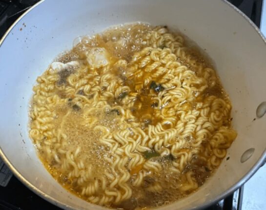 라면 끓일 때 “이 음식” 꼭 넣으세요 국물맛이 실제로 3배 깊어집니다.