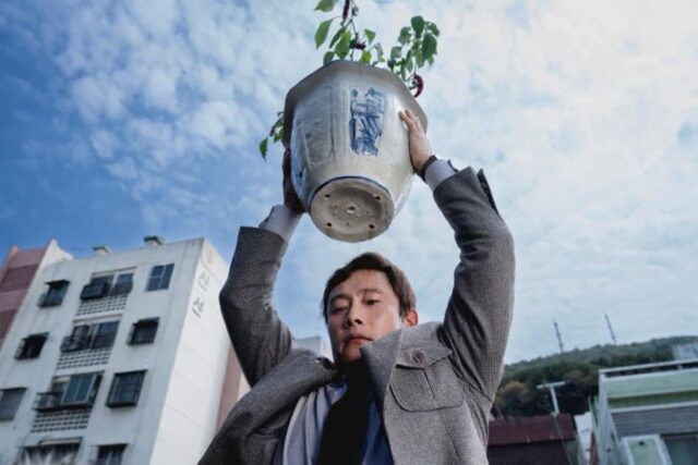 ‘어쩔수가없다’, 해외 주요 언론 선정 “올해 최고의 영화”..이병헌도 “최고 연기”