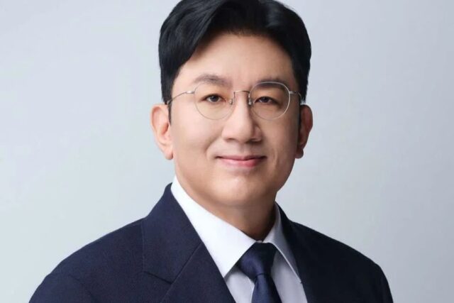 방시혁, ‘뉴진스 학생 팬’에 1억 원 소송…