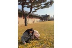 애엄마 맞아? 50대에 5살 딸 키운다는 여배우의 긴생머리