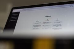 올트먼의 다음 상대는 애플? 오픈AI가 노리는 더 큰 AI 전쟁