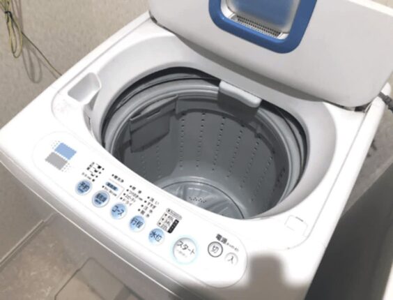 세탁기 안에다 “이것” 하나 부으면 냄새와 세균이 동시에 사라집니다.