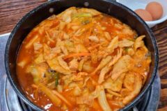 매콤달콤한 중독성으로 발걸음을 멈추게 하는 떡볶이 맛집 5곳