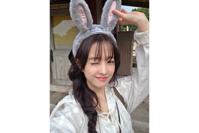 얼굴이 작아 소주잔이 물컵처럼 보인다는 여배우의 양갈래 머리