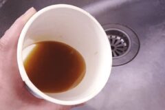 주방 싱크대에 “이 음식” 버리는 게 기름 퍼붓는 것만큼 안 좋습니다.