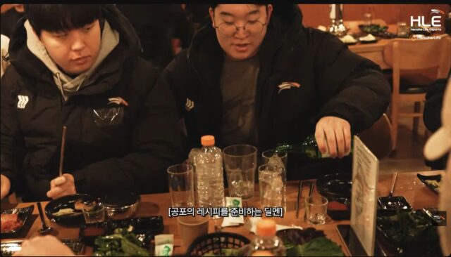 회식중에 얼음컵에다가 소주를 가득담는 딜라이트