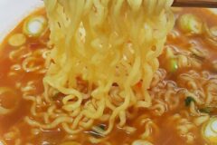 라면 국물에다 “이것”을 부어보세요, 옆집에서 한입 달라고 난리납니다.