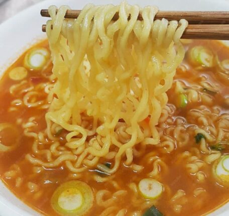 라면 국물에다 “이것”을 부어보세요, 옆집에서 한입 달라고 난리납니다.