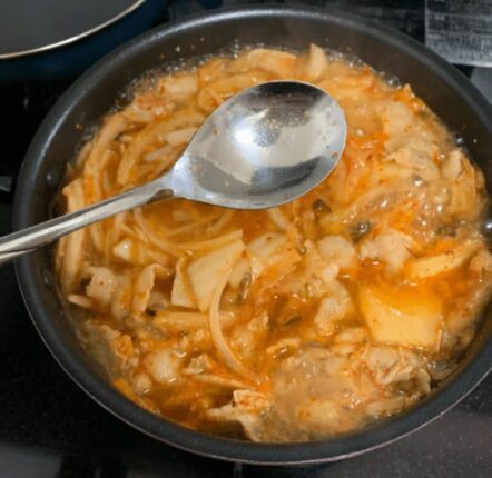 김치찌개에 “이 음식” 넣어보세요, 의외의 맛에 깜짝 놀랄겁니다.