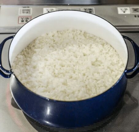 밥에다 소주를 넣으면 “이 성분”이 폭발적으로 증가합니다 꼭 넣으세요