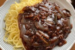 고춧가루 아닙니다 “짜장면에 이 음식” 넣으면 감칠맛 10배 높아집니다.