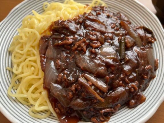 고춧가루 아닙니다 “짜장면에 이 음식” 넣으면 감칠맛 10배 높아집니다.