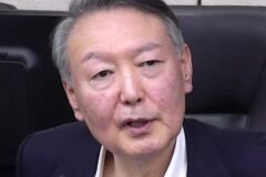 尹, 법정에서 ‘푸하하’…