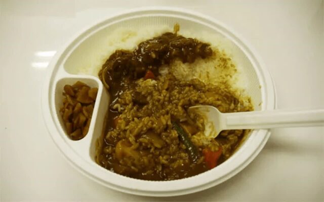 카레 먹을 때 “이것” 꼭 뿌리세요, 카레가 한순간에 보약으로 변합니다.