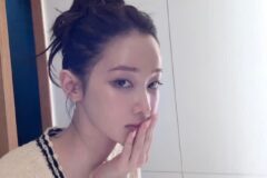 영화 촬영으로 인연을 맺은 감독과 5년째 공개 열애 중인 30대 여배우의 올림머리