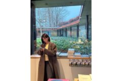 권은비, 서점을 수놓은 지적인 아우라’ 워너비’ 겨울 코트 룩