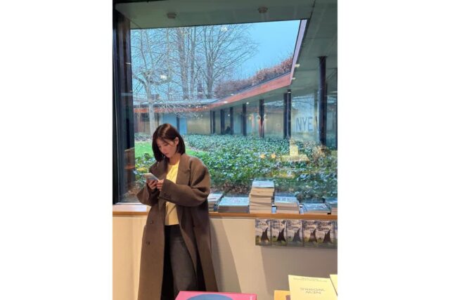 권은비, 서점을 수놓은 지적인 아우라’ 워너비’ 겨울 코트 룩