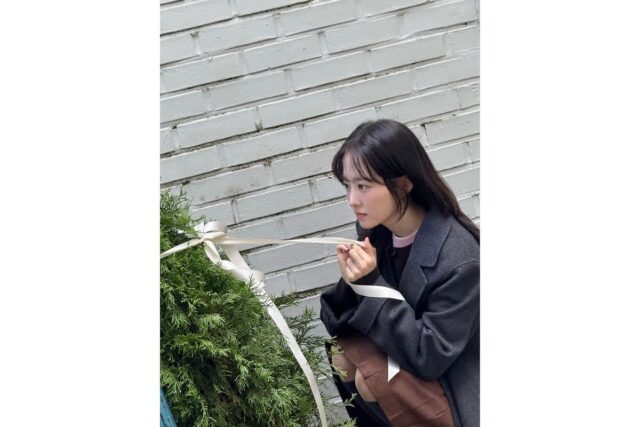 박보영, 크리스마스트리 앞 눈부신 미모. 포근한 ‘겨울 요정’ 강림