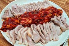 제철 굴의 신선함과 부드러운 보쌈의 조화, 굴보쌈 맛집 5곳