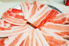 얇게 구워낸 고소한 맛으로 추억을 자극하는 냉동 삼겹살 맛집 5곳