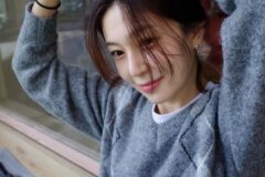 이게 바로 여친룩의 정석! 백진희, 그레이 코트 하나로 완성한 독보적 분위기
