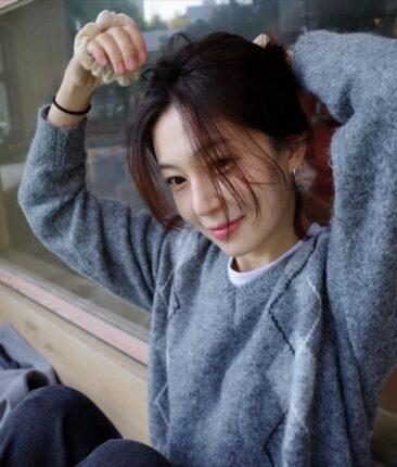 이게 바로 여친룩의 정석! 백진희, 그레이 코트 하나로 완성한 독보적 분위기